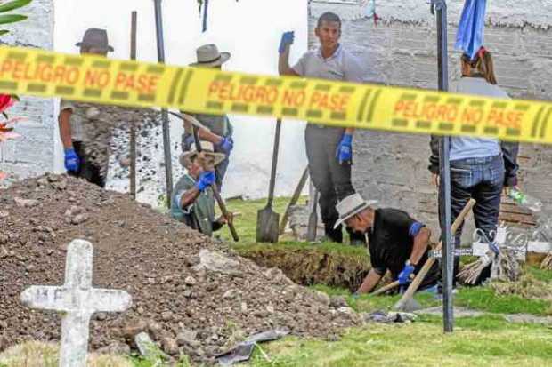 En febrero, las autoridades completaron la exhumación de 54 cuerpos de una fosa del cementerio de Dabeiba (Antioquia), donde la 