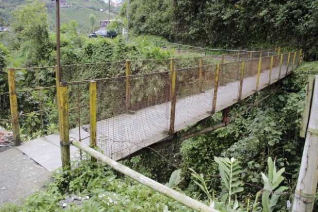 En ocho años no le han hecho mantenimiento al puente peatonal que lleva a Las Marraneras. El óxido es notorio.