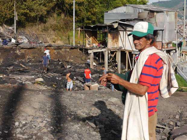 Al damnificado Hernando Vargas le han tocado los dos incendios del barrio Nuevo Horizontes, uno de ellos pasó en el 2001. Sus ocho hijos pernoctaron donde unos familiares y esperan ayudas. Al damnificado Hernando Vargas le han tocado los dos incendios del barrio Nuevo Horizontes, uno de ellos pasó en el 2001. Sus o