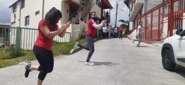 Los instructores animan a los vecinos a punta de música y aeróbicos.