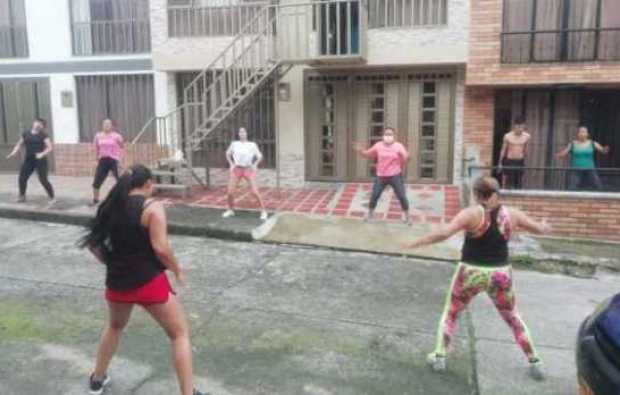 Bingo y baile, contra el encierro en el barrio Altos de Granada, de Manizales 