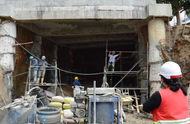 construcción del túnel del deprimido vial