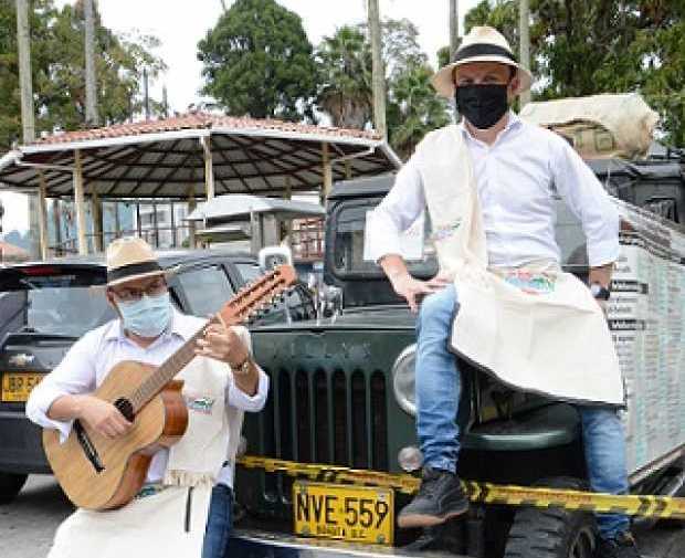 En Villamaría trovan, cantan y recogen mercados para familias de artistas