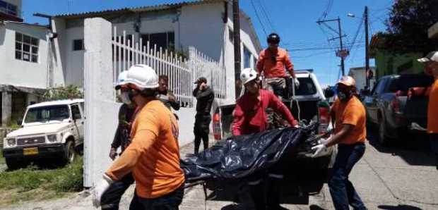 El cuerpo del ocupante del carro