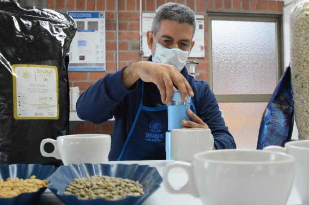 El docente Félix Octavio Díaz prepara en una máquina manual un café con la mezcla de sacado entre húmedo y seco que recibió pate