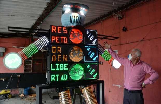 José Sánchez Jaramillo creó a don Cívico, un robot que inicialmente fue pensado para ayudar e evitar accidentes de tránsito, per