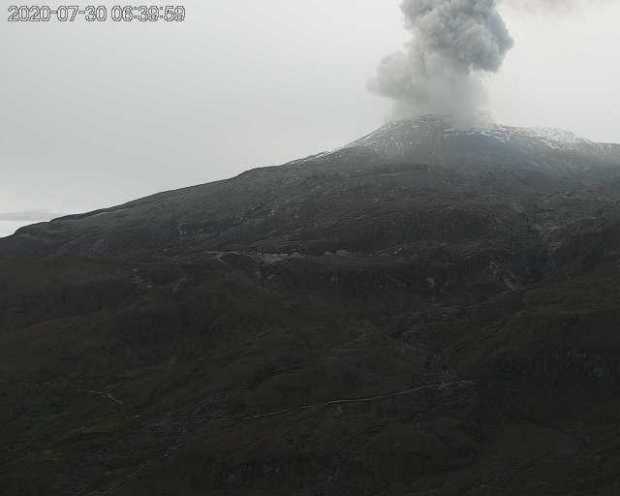 Registran pequeña emisión de ceniza en el Volcán Nevado del Ruiz