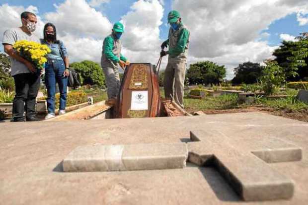 Foto | EFE | LA PATRIA Sepultureros preparan a víctimas de covid-19 para ser enterrados en el cementerio de Campo de Esperanza e