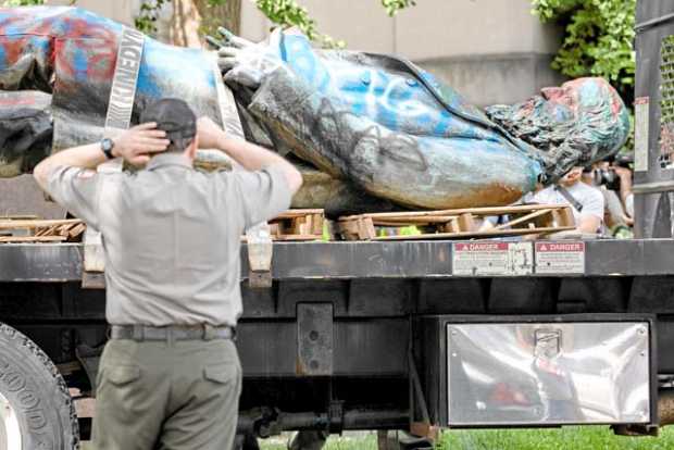 Empleados del Servicio de Parques retiraron la estatua del general confederado Albert Pike, que fue derribada y desfigurada por 