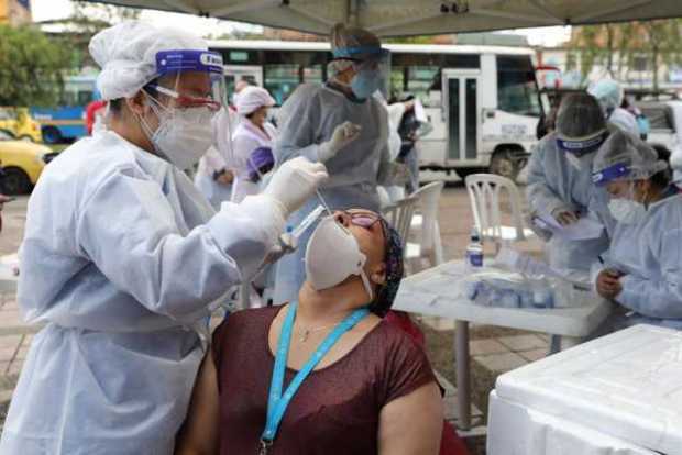 Trabajadores de la salud realizan pruebas para la covid-19 frente al hospital de Kennedy, en Bogotá.