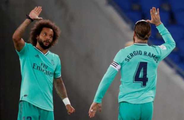  El defensa del Real Madrid Sergio Ramos (d) celebra con Marcelo tras marcar ante la Real Sociedad.