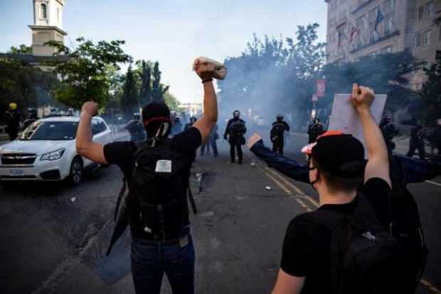 Dispersan protesta para que Donald Trump pose con una biblia ante iglesia Washington Dispersan protesta para que Donald Trump pose con una biblia ante iglesia Washington