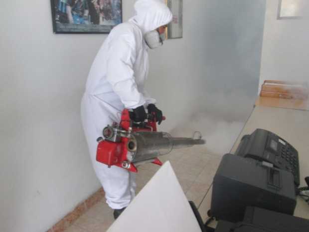 Los bomberos en Riosucio desinfectan vías y supermercados