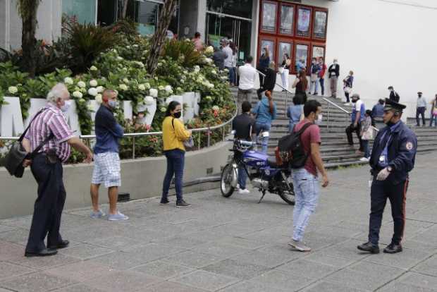 aglomeración de personas a las afueras de Cable Plaza