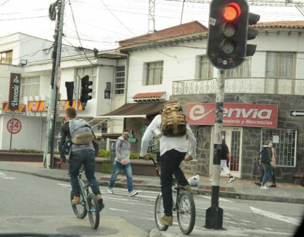 Casos como el de estos dos ciclistas incrementan los accidentes viales, pues incumplen las normas de tránsito al pasarse semáfor