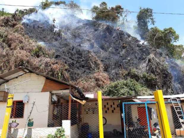 Incendio forestal afectó vivienda en la vía Marquetalia-Manzanares 