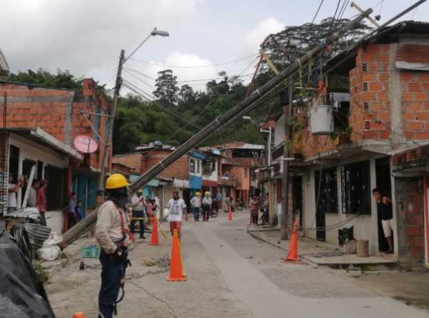 Luego en donde se cayó el poste. El susto se lo llevaron los vecinos. 