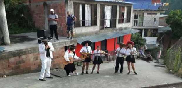 El grupo artístico Los Caramelo lleva diversión al corregimiento de Arauca (Palestina) 