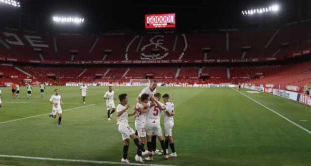 Jugadores de Sevilla celebran el primer gol de su equipo.