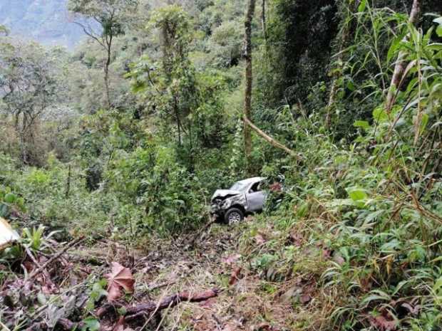 Solidaridad permitió rescate de hombre que rodó en carro por vía a Fresno