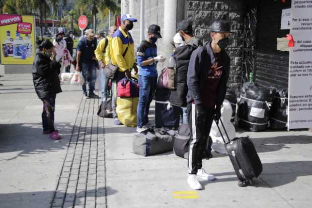 Desde la Terminal de Transportes de Manizales, grupos de venezolanos se han devuelto para su país. 