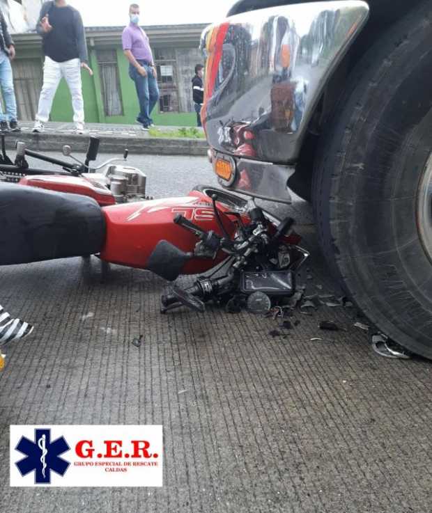 Motociclista quedó debajo del carro cerca de Fátima