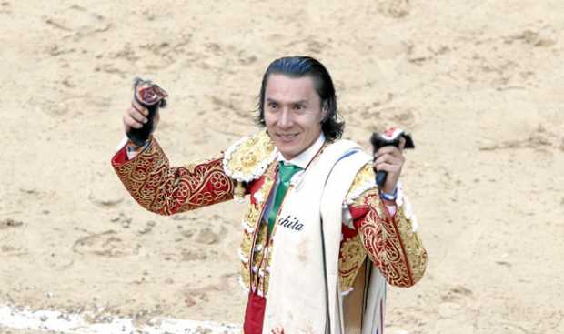 El torero manizaleño José Arcila celebra tras cortar dos orejas al toro Palillero el sábado en La Santamaría, de Bogotá. 