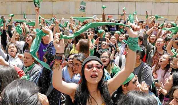Las organizaciones que estaban a favor y en contra del aborto se manifestaron frente al Palacio de Justicia en Bogotá. 