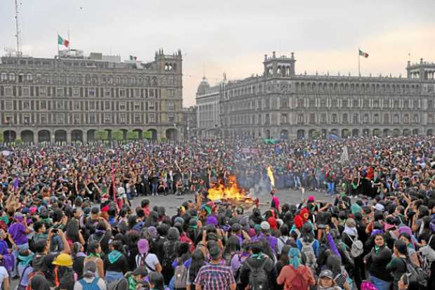 Decenas de miles de mujeres, alrededor de 80 mil, se tomaron el Zócalo en Ciudad de México. Según cifras oficiales, fue la march