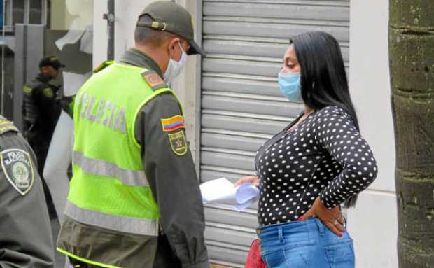 La Policía recorría ayer las calles de Manizales verificando que los ciudadanos cumplan el toque de queda que irá hasta el marte