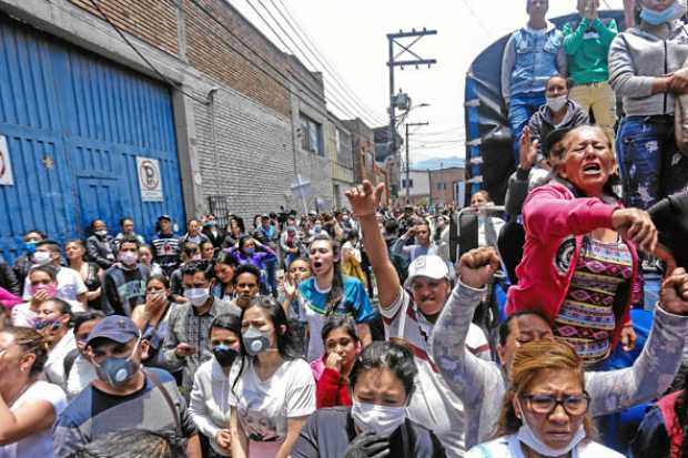 Familiares de los reclusos de la cárcel Modelo se hicieron presentes ayer para saber el estado de salud de los internos, después