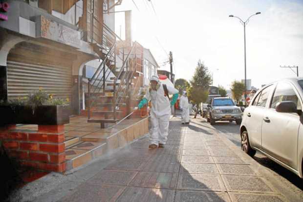 Foto | Cortesía Alcaldía de Manizales | LA PATRIA Empleados de Emas desinfectan puntos de afluencia de público (supermercados, d