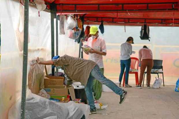 En el lugar, solo el personal de la Alcaldía y la cocina usa tapabocas.