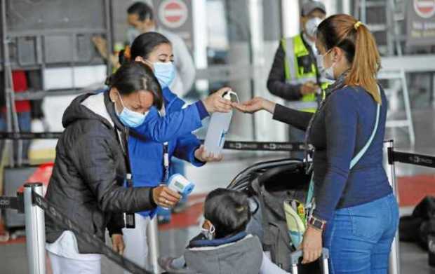 El gobierno español repatrió ayer en un vuelo chárter a unos 250 viajeros atrapados en Colombia por la emergencia sanitaria caus