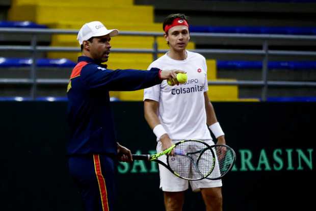 Alejandro Falla, capitán de la Selección Colombia de Tenis, le da indicaciones a Alejandro González, antes de la eliminatoria qu