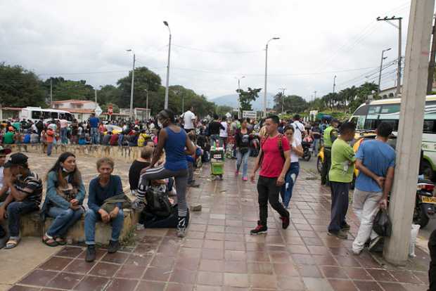 Debido al cierre de frontera con Venezuela, ciudadanos del vecino país piden que se les deje retornar. Un par de kilómetros ante