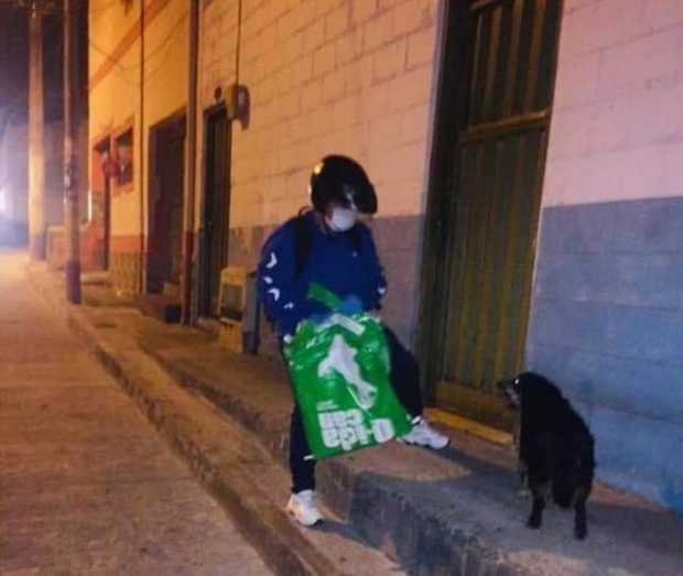 Fotos I Albeiro Rudas I LA PATRIA  Las noches son de manos que alimentan animales callejeros en Anserma. 