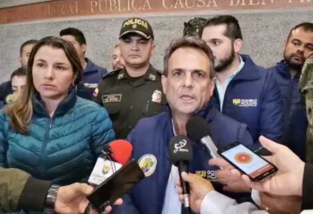 Jimena Aristizábal y  Alberto Hoyos durante una rueda de prensa previa en la que leyeron el borrador de las medidas. 