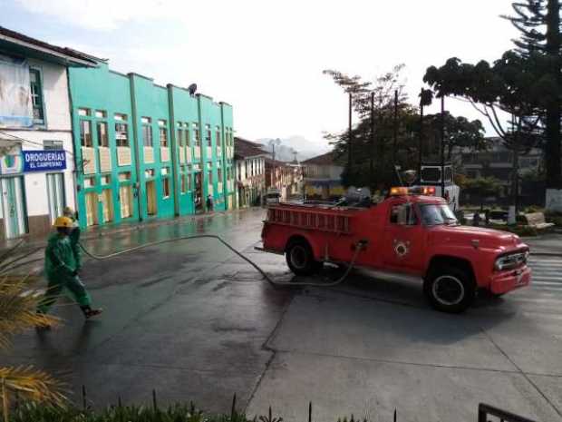 Lavan las calles de Aguadas 