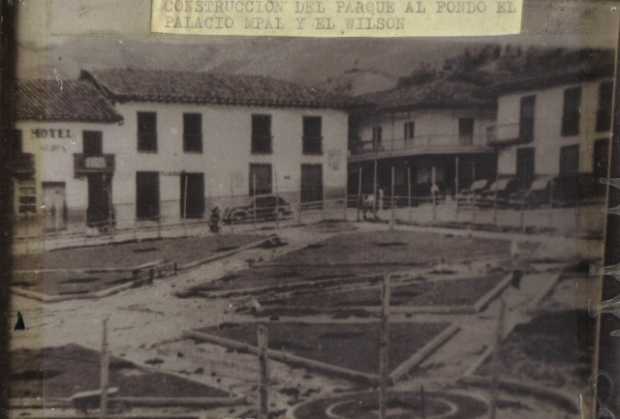 Construcción del parque principal de Neira