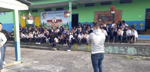 Estudiantes perdieron ida a clase, en Neira aseguran que los hicieron ir a pesar de orden presidencial 