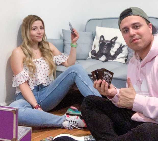 Mónica y Michael durante un juego de cartas en su hogar. 