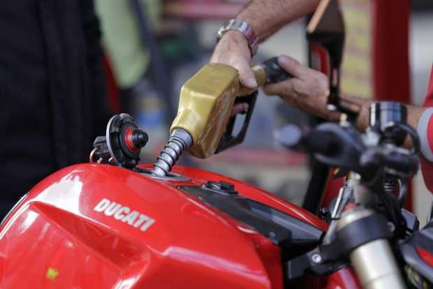 Precio de la gasolina disminuirá entre 100 y 200 pesos 