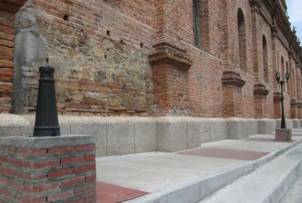 Dañan faroles en zona peatonal junto al templo La Candelaria, en Riosucio (Caldas)