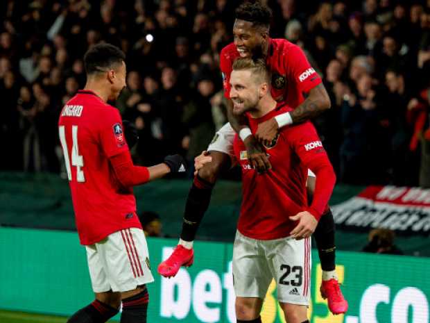 Manchester United enfrentará a Manchester City en el clásico de la jornada.