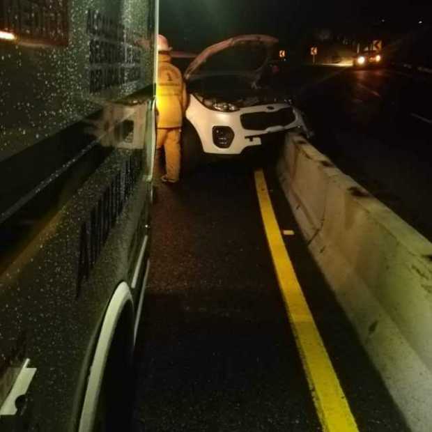 Carro chocó contra separador de La Estampilla