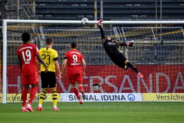 La acción del gol que le dio la victoria 0-1 al Bayern Múnich, a pesar de la volada del portero del Borussia Dortmund, Roman Bür
