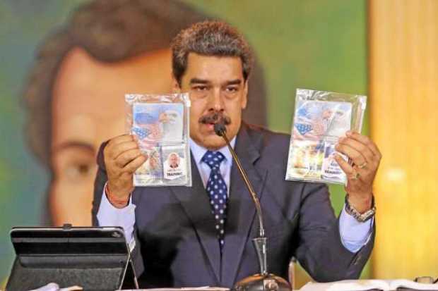 Nicolás Maduro mostrando los pasaportes de los dos estadounidenses detenidos en Venezuela, durante una rueda de prensa que ofrec