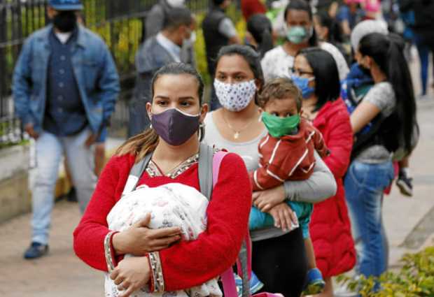 Ayudas para venezolanos Foto | EFE | LA PATRIA Bogotá. Ciudadanas venezolanas hicieron una fila el viernes para recibir mercados