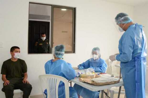 Integrantes del personal médico del hospital Manuel Elkin Patarroyo mientras realizan preguntas a un paciente en Inírida. El dep